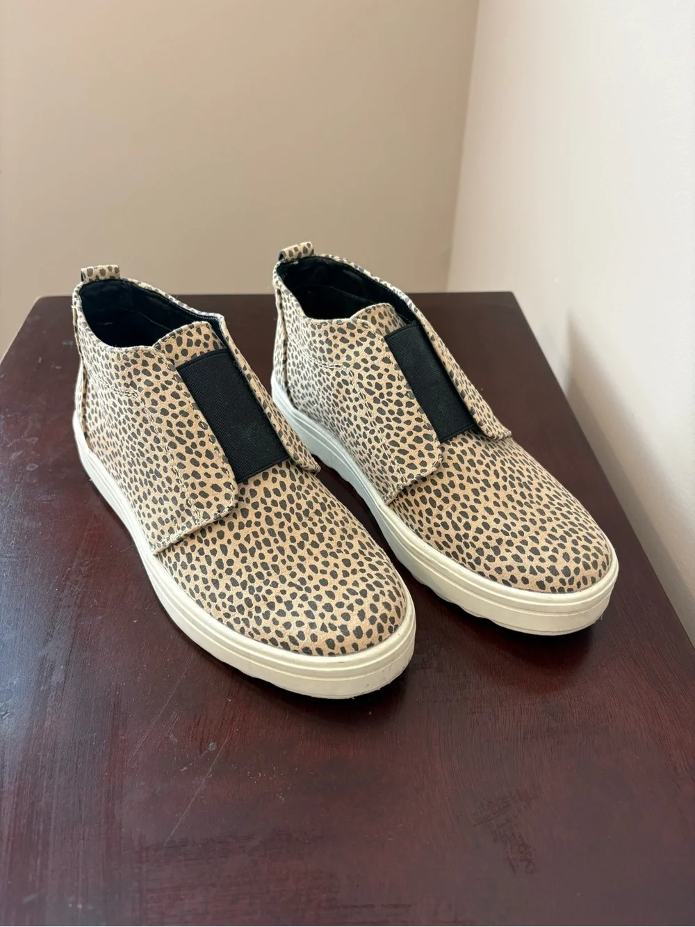 Women’s Beige Leopard Slip-On Sneaker with Black Elastic Sneaker shoes Sz 6.5